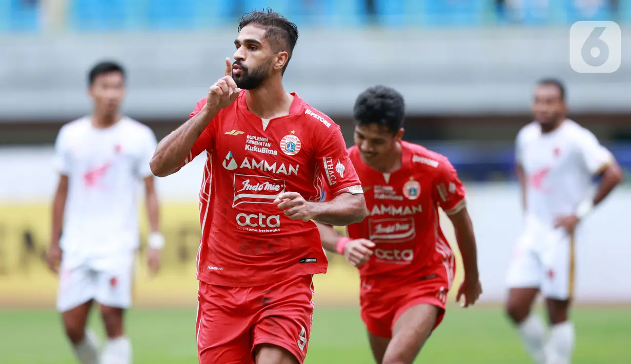 Pemain Persija Jakarta, Abdulla Yusuf Helal, melakukan selebrasi usai mencetak gol ke gawang PSM Makassar pada laga pekan ke-20 BRI Liga 1 2022/2023 di Stadion Patriot Candrabhaga, Bekasi, Rabu (25/1/2023). Masing-masing gol Persija berhasil disumbang oleh dua bomber mereka yakni Abdullah Yusuf Helal dan Aji Kusuman. (Bola.com/M Iqbal Ichsan)