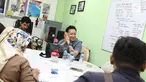 Pria yang diduga menendang anak dalam insiden ayunan di Kelapa Gading, Jonathan, berdialog dengan Ketua Komnas PA Arist Merdeka Sirait di Komnas Perlindungan Anak (KPA), Jakarta, Senin (30/4). (Liputan6.com/Immanuel Antonius)