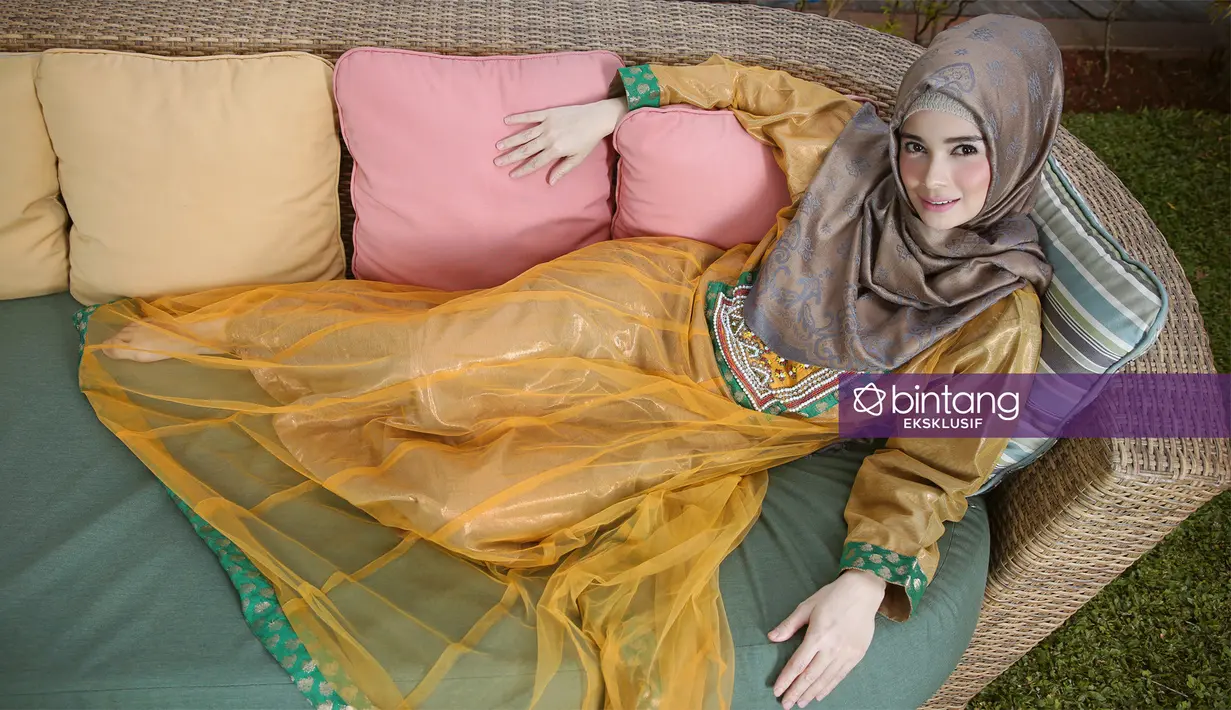 Setelah menutup auratnya, Jihan merasa sedikit demi sedikit merasa lega. Dalam hari-harinya, selain mengurus anak, ia juga banyak menghabiskan waktunya dengan mempelajari agama. (Bambang E. Ros/Bintang.com)