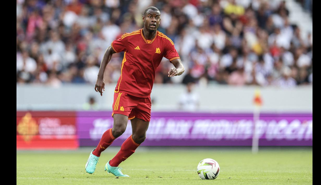 Bek AS Roma, Evan Ndicka menguasai bola saat menghadapi Toulouse pada laga uji coba pramusim 2023/2024 di TFC Stadium, Toulouse (6/8/2023). Evan Ndicka asal Pantai Gading didatangkan AS Roma pada awal musim 2023/2024 dari Eintracht Frankfurt dengan status bebas transfer. Terikat kontrak selama 5 tahun hingga 30 Juni 2028, ia diplot untuk menggantikan posisi Roger Ibanez yang hengkang ke Liga Arab Saudi bersama Al Ahli. (AFP/Charly Triballeau)