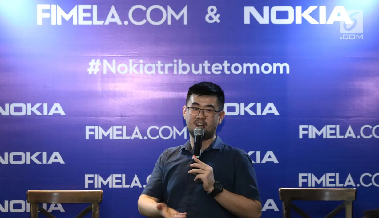 Perwakilan Nokia, Tony memberi keterangan saat acara #Nokiatributetomom yang diselenggarakan Fimela.com dan Nokia di Kota Kasablanka, Jakarta, Minggu (27/5). Pihak Nokia memperkenalkan produk terbarunya. (Liputan6.com/Helmi Fithriansyah)