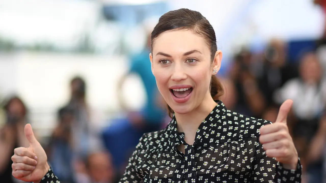 Bintang Film James Bond Olga Kurylenko Positif Corona