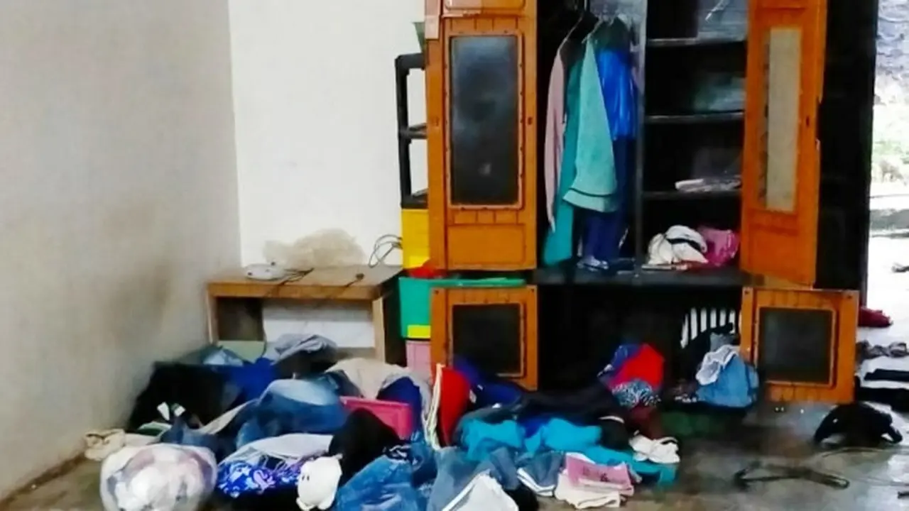 Salah satu potret penyerangan dan penjarahan di rumah karyawan PT Langgam Harmuni, Kabupaten Kampar, pada tahun lalu.