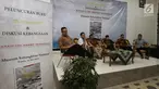 Tim penulis buku Aminudin (kedua kiri) dan Khoirul Fata (ketiga kiri) memberi pemaparannya saat diskusi buku Melawan Konspirasi Global di Teluk Jakarta di Jakarta, Kamis (31/5). (Liputan6.com/Pool/Odoy)