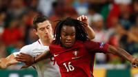 Gelandag Portugal, Renato Sanches (depan) mengontrol bola dari kawalan Robert Lewandoski pada perempat final Piala Eropa di Stade Velodrome, Perancis, (1/7). Portugal melaju ke Semifinal usai menang adu penalti dengan skor 5-3. (REUTERS /Kai Pfaffenbach)