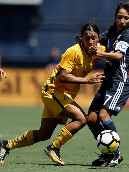 Pesepakbola wanita timnas Australia, Sam Kerr berebut bola dengan pesepakbola wanita timnas Jepang, Emi Nakajima pada turnamen sepakbola di Stadion Qualcomm, San Diego, California, 30 Juli 2017. (AP Photo/Gregory Bull)