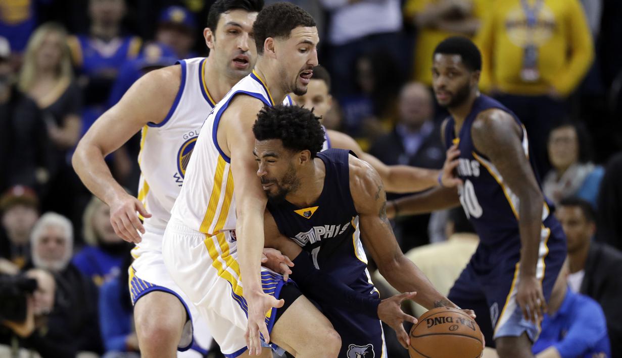 Pemain Memphis Grizzlies, Mike Conley (kanan) mencoba melewati hadangan pemain Golden State Warriors, Klay Thompson pada laga NBA di Oracle Arena, Oakland, (6/1/2017). Warriors kalah 119-128.  (AP/Marcio Jose Sanchez)