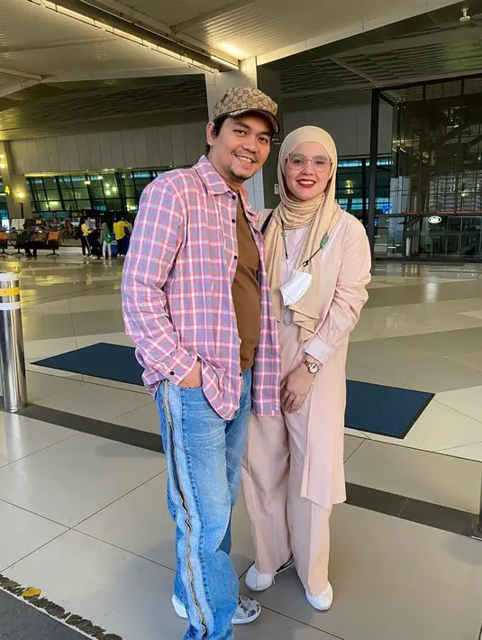 Gaya kasual pasangan selebriti ini juga bisa dijadikan sebagai inspirasi. Pasalnya, keduanya kerap terlihat menggunakan busana santai namun tetap stylish. (Liputan6.com/IG/@dhila_bekti)
