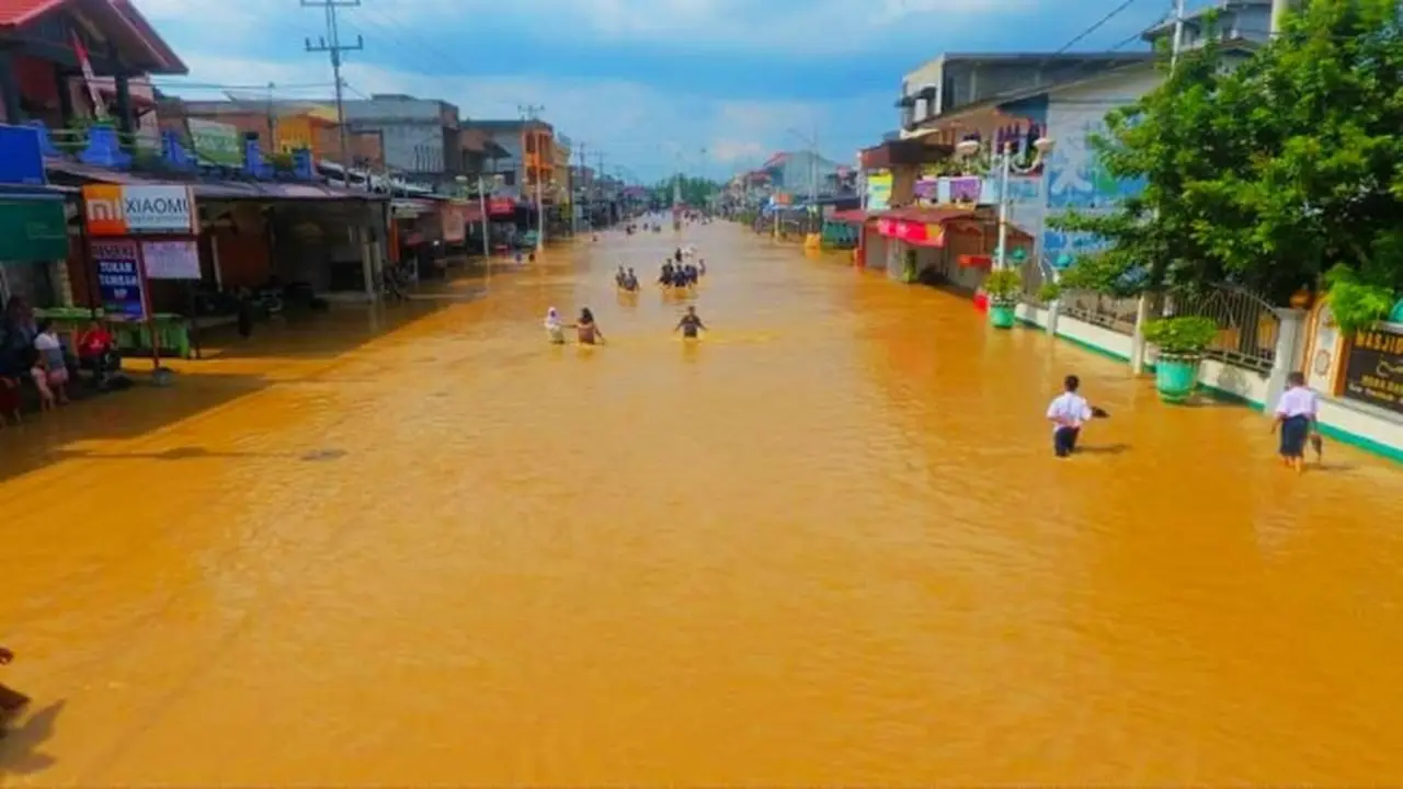 Banjir di Rokan Hulu makin meluas dan merendam ratusan rumah di Pasirpangaraian.