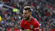Pemain Manchester United Bruno Fernandes dijatuhkan di area penalti oleh kiper Watford Ben Foster pada pertandingan Liga Inggris di Old Trafford, Manchester, Inggris, Minggu (23/2/2020). Manchester United menang 3-0. (Martin Rickett/PA via AP)