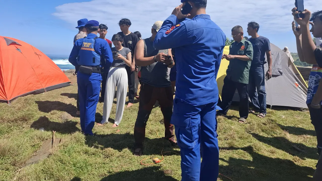 Sejumlah petugas Polairud Polres Garut dibantu sejumlah warga tengah mendatangi lokasi kecelakaan laut di Puncak Guha, Kecamatan Caringin, Garut. (Liputan6.com)