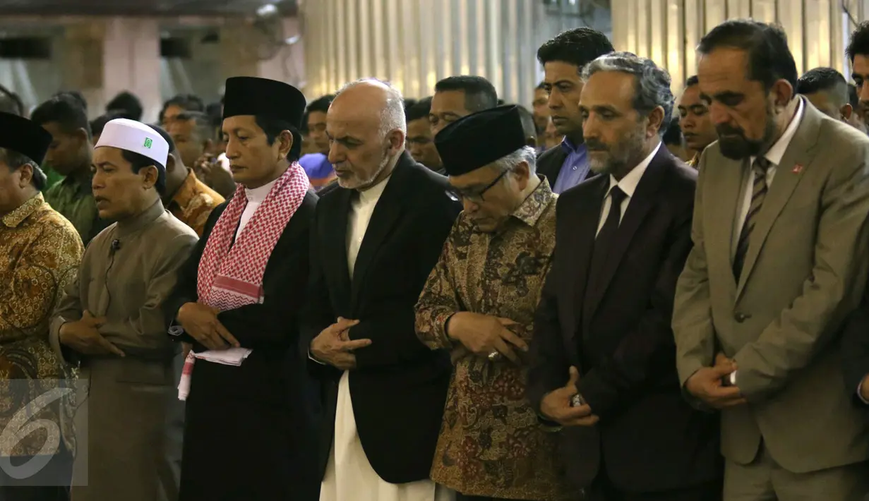 Presiden Afganistan Mohammad Ashraf Ghani (tengah) saat Salat Magrib di Masjid Istiqlal, Jakarta, Kamis (6/4). Selain Salat Magrib Presiden Afganistan tersebut juga melakukan pertemuan dengan beberapa tokoh Islam di Indonesia. (Liputan6.com/Angga Yuniar)