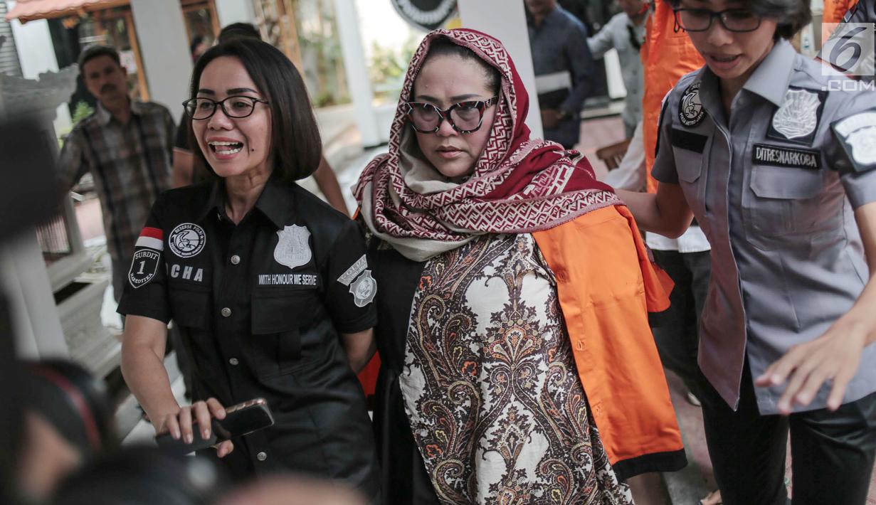 Ekspresi komedian Tri Retno Prayudati alias Nunung tertunduk sebelum rilis kasus narkoba di Ditnarkoba Polda Metro Jaya, Jakarta, Senin (22/7/2019). Nunung ditangkap bersama suaminya, July Jan Sambiran, usai bertransaksi narkoba dengan tersangka TB di kediaman mereka. (Liputan6.com/Faizal Fanani)