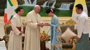 Pemimpin de facto Myanmar, Aung San Suu Kyi menerima cendera mata dari Paus Fransiskus di Naypyitaw, Selasa (28/11). Paus Fransiskus bertemu dengan Suu Kyi untuk membahas mengenai krisis kemanusiaan di Rakhine. (L'Osservatore Romano/Pool photo via AP)