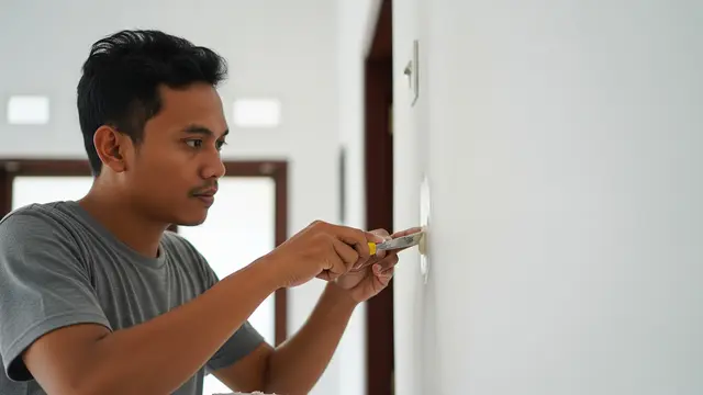 Cara Menutup Lubang Bekas Paku di Dinding