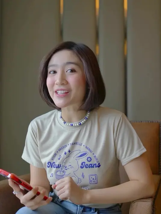 Ia mengajak penonton siap-siap bertemu dengan NewJeans dan para idol lain.[Instagram.com/febbyrastanty]