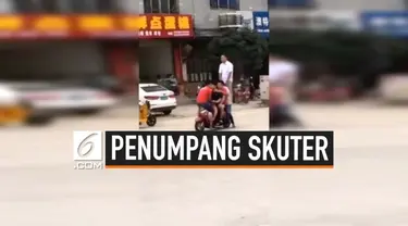 Rekaman CCTV menampilkan momen dimana enam orang tumpangi satu skuter di China. Aksi mereka dilakukan untuk menguji kapasitas skuter.