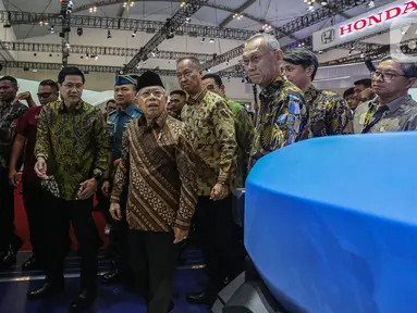 Wakil Presiden Republik Indonesia, Ma'ruf Amin mengunjungi ruang pamer usai membuka ajang otomotif Gaikindo Indonesia International Auto Show (GIIAS) 2024 di Indonesia Convention Exhibition (ICE) BSD, Serpong, Kabupaten Tangerang, Banten, Kamis (18/7/2024). (Liputan6.com/Angga Yuniar)