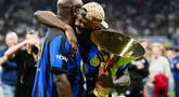Pemain Inter Milan, Marcus Thuram, memeluk sang ayah yakni Lilian Thuram saat merayakan gelar juara Serie A di Stadion Giuseppe Meazza, (19/5/2024). Nerazzurri menjadi kampiun Liga Italia musim ini. (AFP/Marco Bertorello)