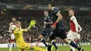 Gelandang Arsenal, Jack Wilshere, berusaha membobol gawang Crvena Zvezda pada laga Liga Europa di Stadion Emirates, London, Kamis (2/11/2017). Kedua klub bermain imbang 0-0. (AP/Tim Ireland)