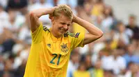 Gelandang Ukraina, Oleksandr Zinchenko, direkrut Manchester City pada Senin (4/7/2016). (AFP/Anne-Christine Poujoulat)