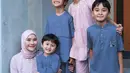 Ketiga putra Zaskia Adya Mecca tampil kompak mengenakan baju muslim warna biru. Sedangkan Zaskia mengenakan baju keunguan. [@zaskiadyamecca]
