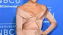 Melansir Aceshowbiz, disiarkan JLo mengenakan kostum yang hampir memperlihatkan bagian intimnya saat berlenggang di blue karpet acara NBC Universal 2017 pada Senin (15/5/2017) lalu. (AFP/Bintang.com)