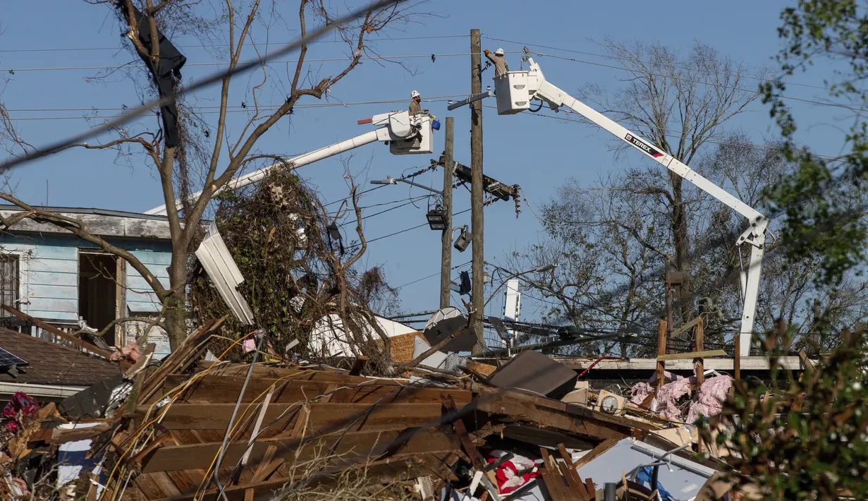 Seorang kru bekerja untuk memulihkan listrik di Algiers, sebuah lingkungan di New Orleans, Kamis (15/12/2022). Gubernur Louisiana John Bel Edwards mengatakan, sebanyak 21 tornado telah menghantam wilayah pada Selasa dan Rabu, meninggalkan jejak kerusakan yang cukup parah. (David Grunfeld/The Times-Picayune/The New Orleans Advocate via AP)