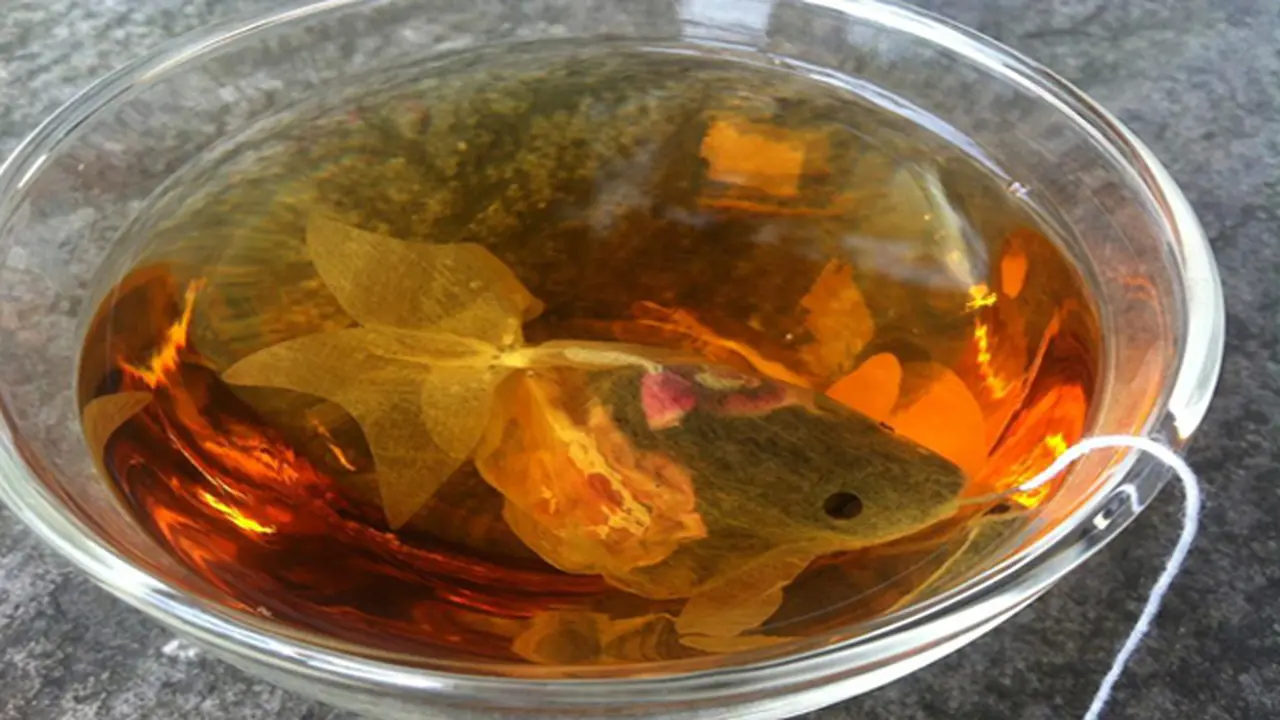 Menggemaskan, Teh Celup Ini Mirip Ikan Berenang di Cangkirmu