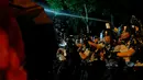 Polisi menyemprotkan cairan merica ke arah pengunjuk rasa saat demonstrasi menjadi ricuh di Hong Kong, Minggu (6/10). Kericuhan terjadi setelah massa terlibat deadlock selama delapan jam dengan aparat keamanan yang menjaga lokasi. (REUTERS/Tyrone Siu)