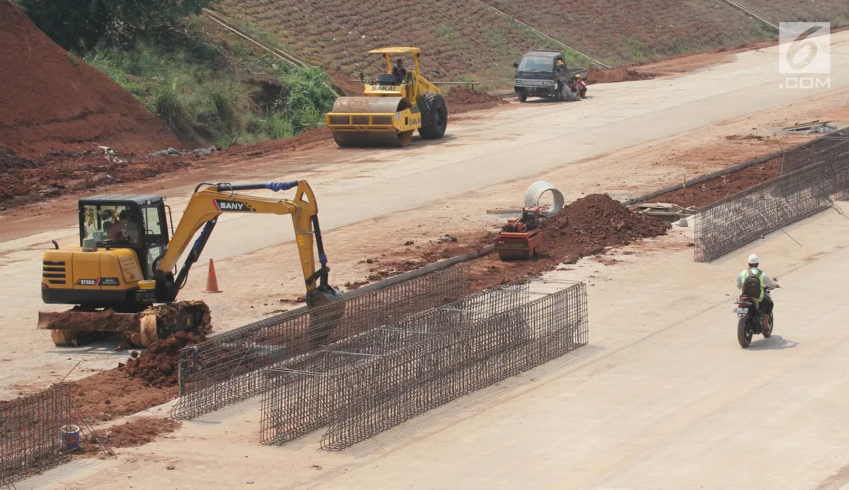 Aktivitas pekerja proyek pembangunan Tol Kunciran-Serpong di Jombang, Tangerang Selatan, Banten, Sabtu (24/11). Target pembangunan Tol Kunciran-Serpong molor akibat terkendala pembebasan lahan. (Liputan6.com/Angga Yuniar)