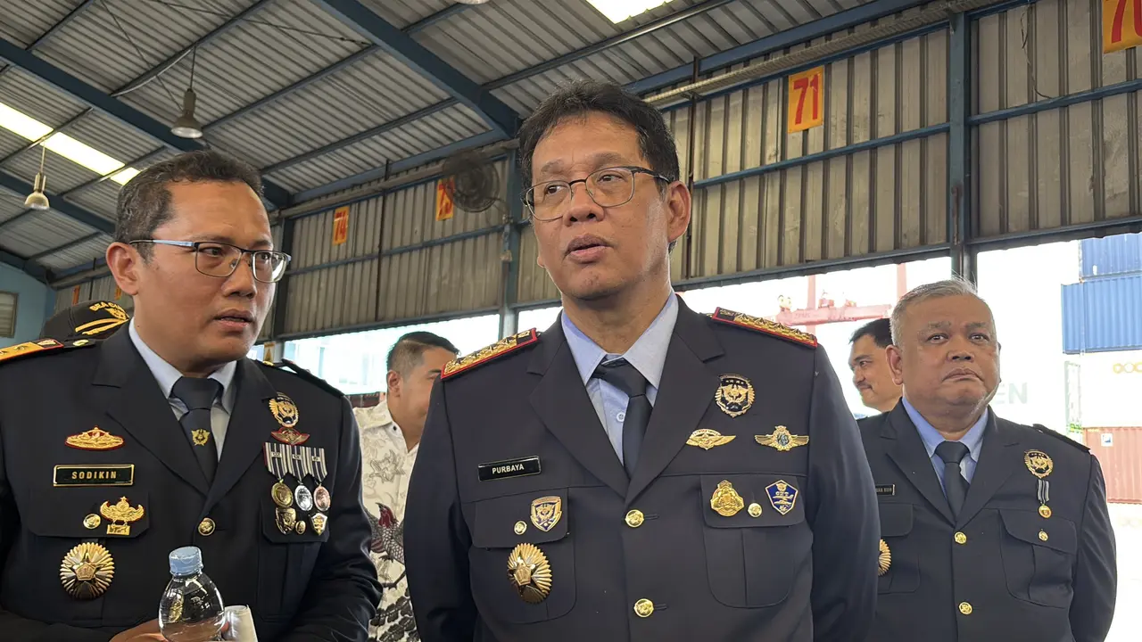 Menkeu Purbaya Yudhi Sadewa inspeksi mendadak (sidak) ke Posko Bea Cukai di kawasan Pelabuhan Tanjung Priok, Jakarta Utara, pada Senin (13/10/2025). (Foto: Liputan6.com/Tira Santia)