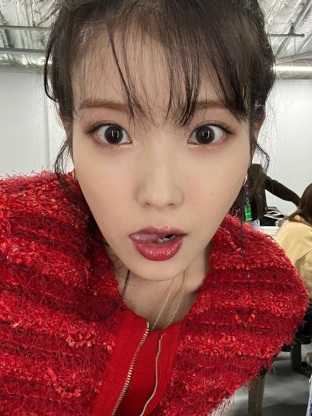4 Gaya Fashion IU di Golden Disc Award ke-36, Tampilan Sederhana tapi Harganya Ratusan Juta