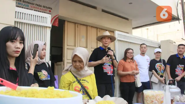H. Mohammad Jusuf Hamka saat menyambangi cabang nasi kuning Babah Alun di Kabupaten Cianjur (Liputan6.com/Fira Syahrin).
