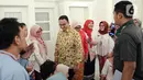 Gubernur DKI Jakarta Anies Baswedan (tengah) menyapa para Aparatur Sipil Negara (ASN) di Balai Kota DKI Jakarta, Jumat (14/10/2022). Di hari terakhir menjabat sebagai Gubernur DKI Jakarta, Anies Baswedan menyempatkan diri untuk menyapa ASN di Balai Kota. (Liputan6.com/Faizal Fanani)