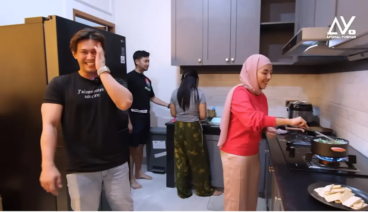 Tidak jauh dari ruang makan terdapat dapur dengan dominasi hitam dan abu-abu. Meski tidak terlalu besar, tapi cukup nyaman buat istri Angga memasak. Istri Angga juga mengaku makin sayang karena Angga suka bercanda. [Youtube/Afdhal Yusman]