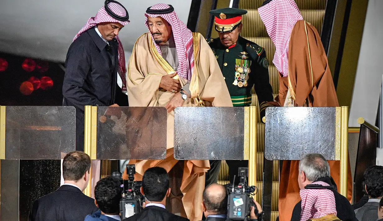Raja Arab Saudi, Salman bin Abdulaziz Al Saud berhasil jalan menuruni tangga eskalator yang mogok saat tiba di Vnukovo International Airport, Rusia, 4 Oktober 2017. Pemandangan tak biasa ini jadi sorotan media-media internasional. (Alexander NEMENOV/AFP)