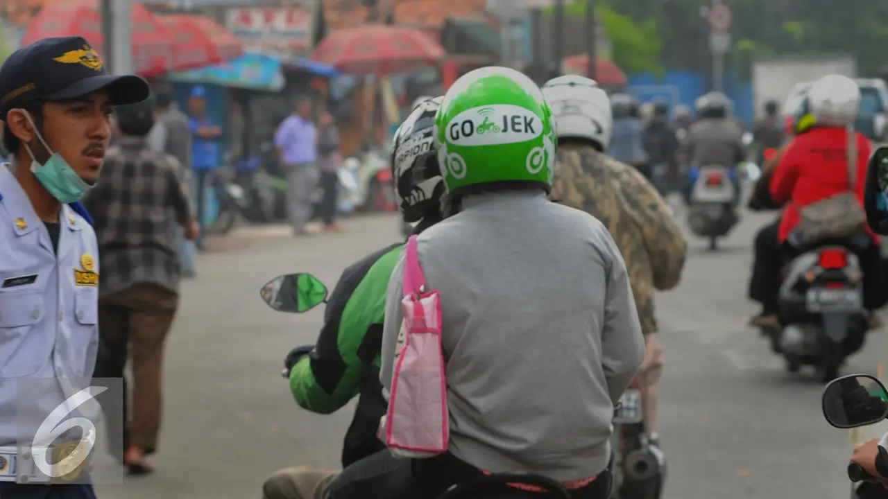20160322-Penumpang-Terlantar-Ojek-Online-Raup-Untung-Jakarta-FRS