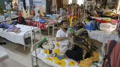 Pasien yang menderita demam berdarah mendapat perawatan di Mugda Medical College and Hospital di Dhaka, Bangladesh, Kamis, 10 Agustus 2023. (AP Photo/Mahmud Hossain Opu)