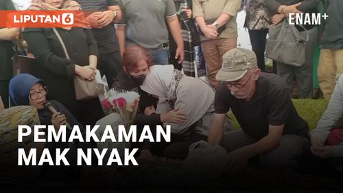 VIDEO: Isak Tangis Iringi Pemakaman Aminah Cendrakasih