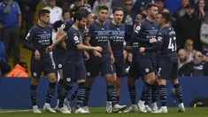 Gelandang Manchester City, Rodri (tengah) dan rekan-rekan setimnya merayakan gol ke gawang Leeds United pada pertandingan lanjutan Liga Inggris di Elland Road di Leeds, Inggris utara (30/4/2022). City menang telak atas Leeds 4-0. (AFP/Oli Scarff)