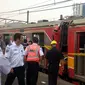 ‎Polisi memasang police line dan segera mengusut tabrakan 2 kereta rel listrik di Stasiun Juanda, Jakarta Pusat, Rabu (23/9/2015). (Liputan6.com/Nafiysul Qodar)