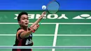 Tunggal putra Indonesia, Anthony Sinisuka Ginting melakukan servis ke arah lawannya tunggal putra Jepang, Kento Momota pada babak perempat final Jepang Terbuka 2019 di Tokyo, Jumat (26/7/2019). Anthony Ginting, tersingkir setelah kalah dengan skor 13-21, 22-20 dan 15-21. (TOSHIFUMI KITAMURA/AFP)