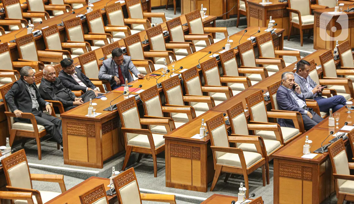 Ia lantas membeberkan hanya ada 57 anggota DPR yang hadir secara fisik. Sementara 235 anggota hadir virtual. Sedangkan 160 anggota izin. (Liputan6.com/Faizal Fanani)