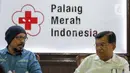 Ketua Umum Palang Merah Indonesia (PMI) Jusuf Kalla bersama Ketua BenihBaik.com, Andy F Noya memberikan keterangan usai tanda tangan simbolis sejuta masker untuk tangkal Virus Corona COVID-19 di Kantor PMI Pusat, Jakarta, Selasa (25/2/2020). (Liputan6.com/Faizal Fanani)