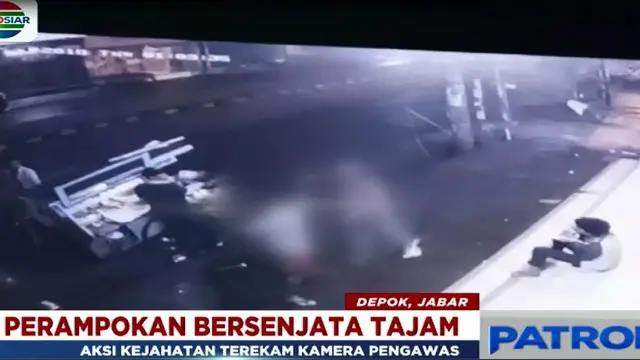 Korban yang sempat melawan pelaku, terpaksa menyerahkan telepon genggamnya lantaran dadanya disabet celurit.