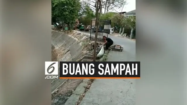 Seorang pria kedapatan sedang membuang sampah ke dalam pinggir got di kali Sunter. Diduga sampah dalam karung tersebut adalah sampah jeroan hewan.