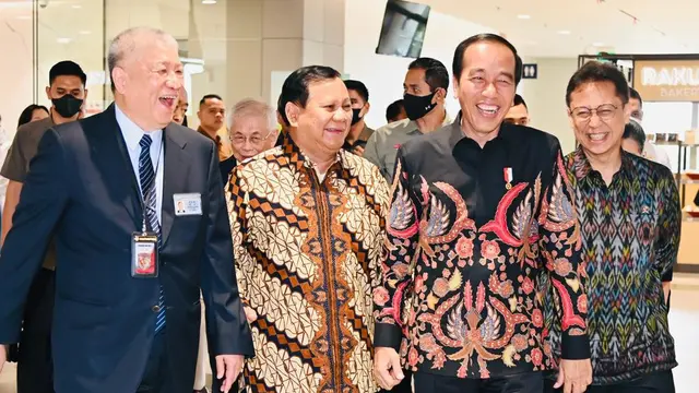 Presiden Joko Widodo (Jokowi) meninjau sejumlah fasilitas dan peralatan yang ada di Rumah Sakit Tzu Chi Hospital, Jakarta, pada Rabu, 14 Juni 2023. Dia didampingi Menhan Prabowo Subianto.