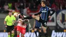 Bek Atalanta Giorgio Scalvini (kanan) berebut bola dengan gelandang RB Leipzig Dominik Szoboszlai pada leg pertama perempatfinal Liga Europa di Red Bull Arena, Kamis (7/4/2022). Atalanta bermain imbang 1-1 dengan RB Leipzig. (Ronny HARTMANN / AFP)