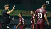 Pelatih PSM Makassar, Rene Albert (kiri) memberi arahan pada Willem Jan Plum saat laga melawan Bhayangkara FC pada lanjutan Liga 1 Indonesia di Stadion Patriot Candrabhaga, Bekasi, Kamis (19/10). PSM Makassar unggul 2-0. (Liputan6.com/Helmi Fithriansyah)